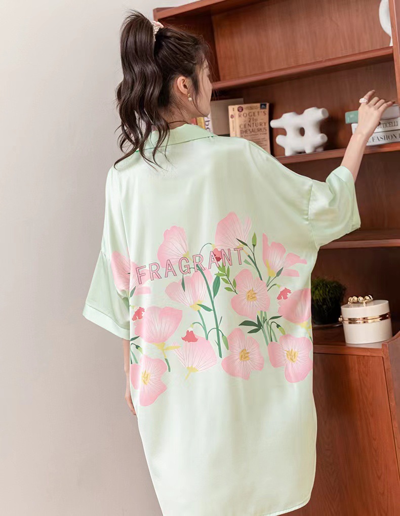 Đồ ngủ mùa hè mới, cô gái xinh đẹp với bộ váy đẹp.