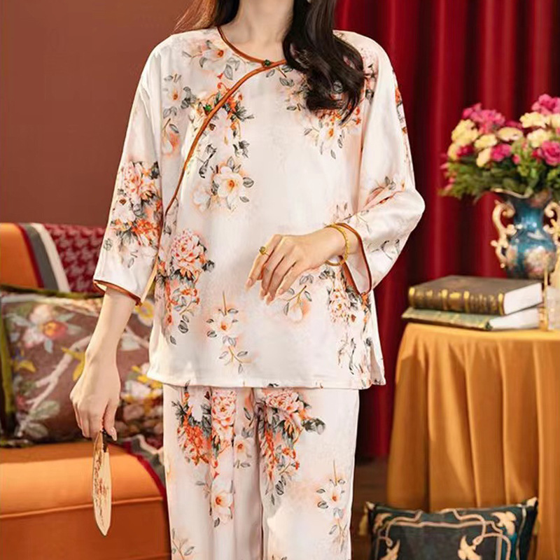 Một cô gái mặc đồ ngủ Trung Quốc với một bộ đồ có mùi hương bắt chước mẹ của một bà vợ nhà lụa màu đỏ.