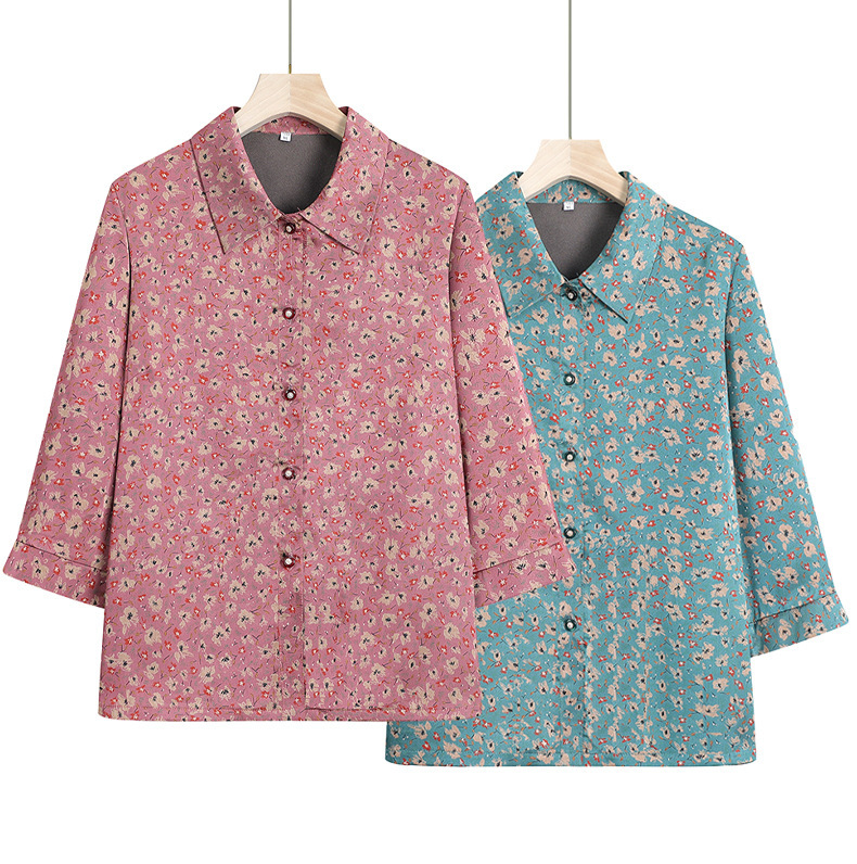 Grandma's seven-sleeve shirt on her 60-year-old, 70-year-old mother with a loose and fragrance shirt to wear.