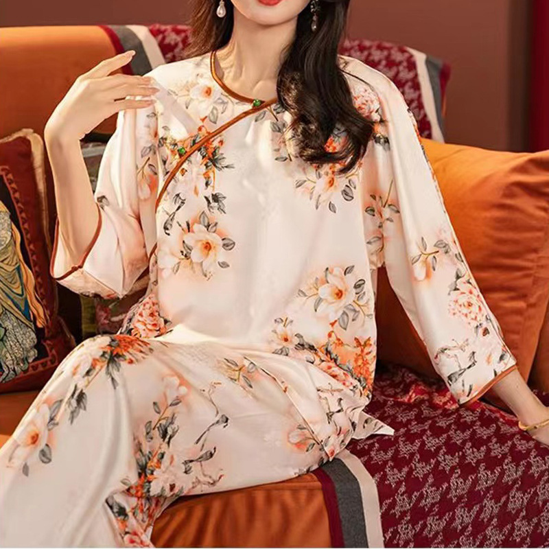 Một cô gái mặc đồ ngủ Trung Quốc với một bộ đồ có mùi hương bắt chước mẹ của một bà vợ nhà lụa màu đỏ.