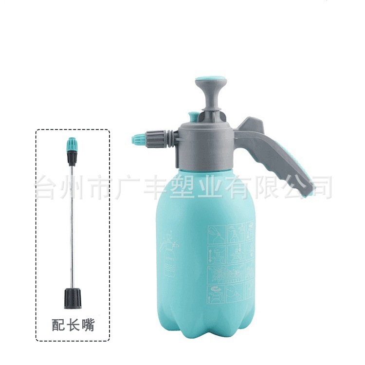 Một chai xịt thuốc cho một bình phun nhỏ để làm vườn áp lực