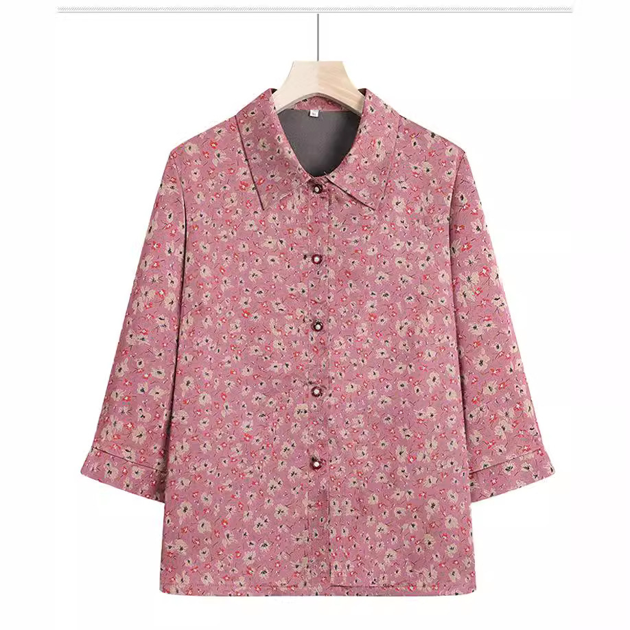 Grandma's seven-sleeve shirt on her 60-year-old, 70-year-old mother with a loose and fragrance shirt to wear.