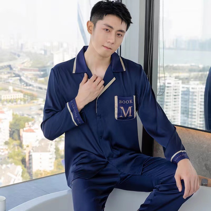 Sống cho một gã mặc đồ pyjama, kem, quần ngắn mùa hè, một bộ đồ da lụa.