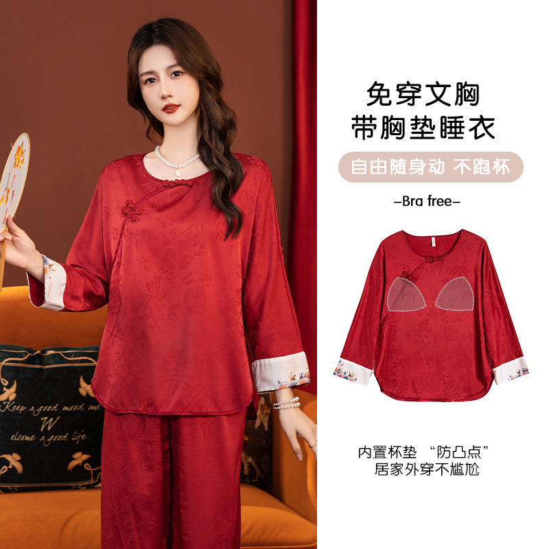 Một cô gái mặc đồ ngủ quốc gia mới, năm 2024 Spring và Summer, một bộ đồ lụa màu đỏ.