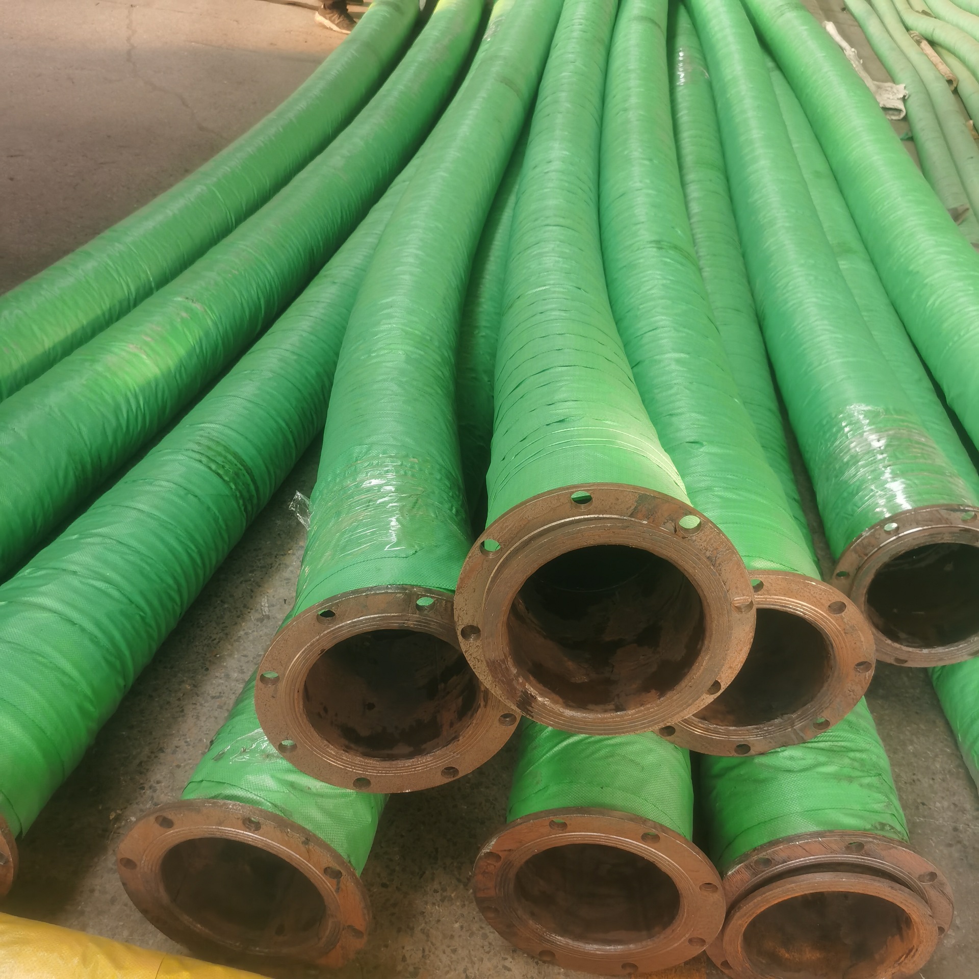 A large-calibre dredging rubber release hose, a discharge tube, a steel silk skeleton tube.