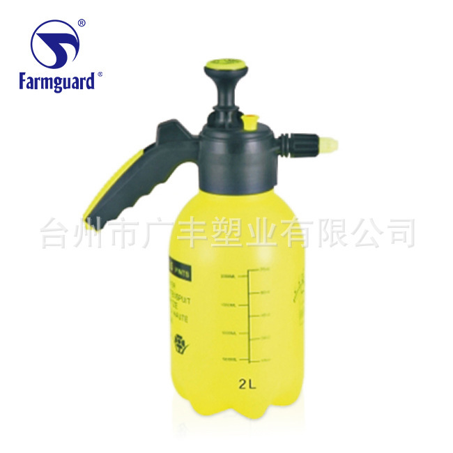 Một chai xịt thuốc cho một bình phun nhỏ để làm vườn áp lực