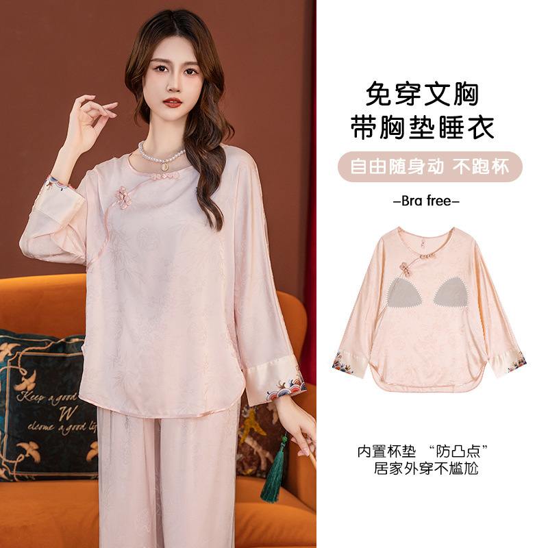 Một cô gái mặc đồ ngủ quốc gia mới, năm 2024 Spring và Summer, một bộ đồ lụa màu đỏ.
