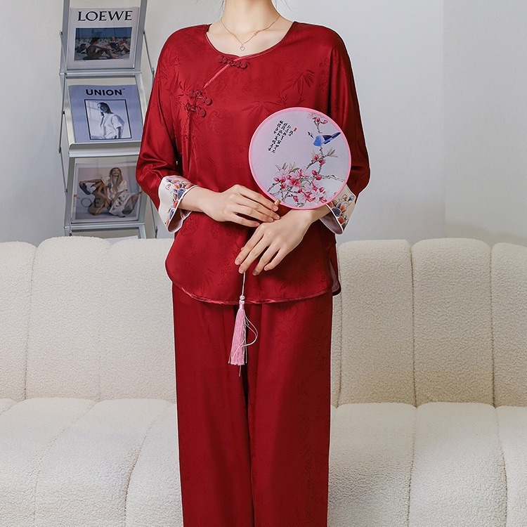Một cô gái mặc đồ ngủ quốc gia mới, năm 2024 Spring và Summer, một bộ đồ lụa màu đỏ.