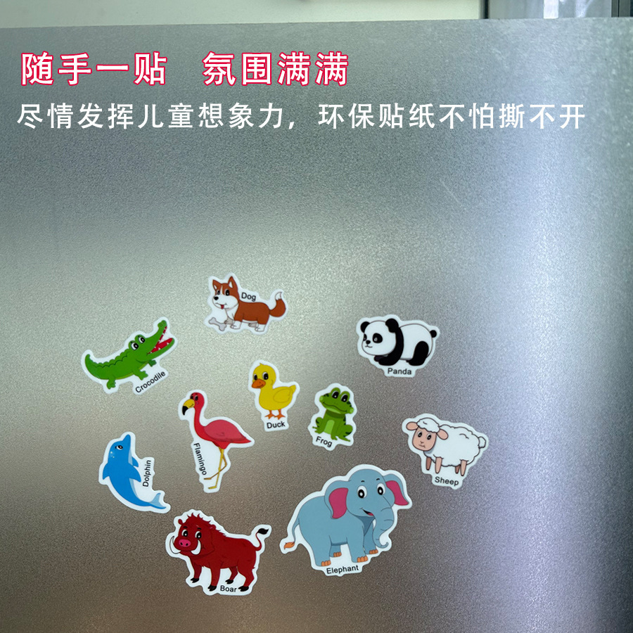 Tủ lạnh của trẻ em được sơn lại với những nhãn dán sáng tạo, hoạt hình.