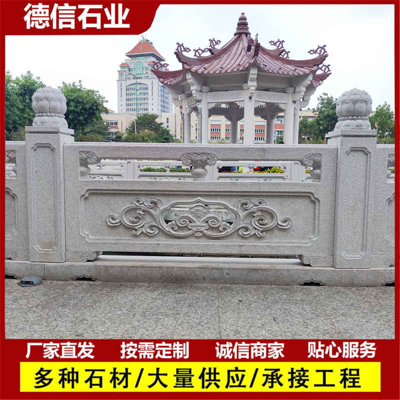 Một viên sỏi ở Quảng trường Temple Park, cầu Riverway.