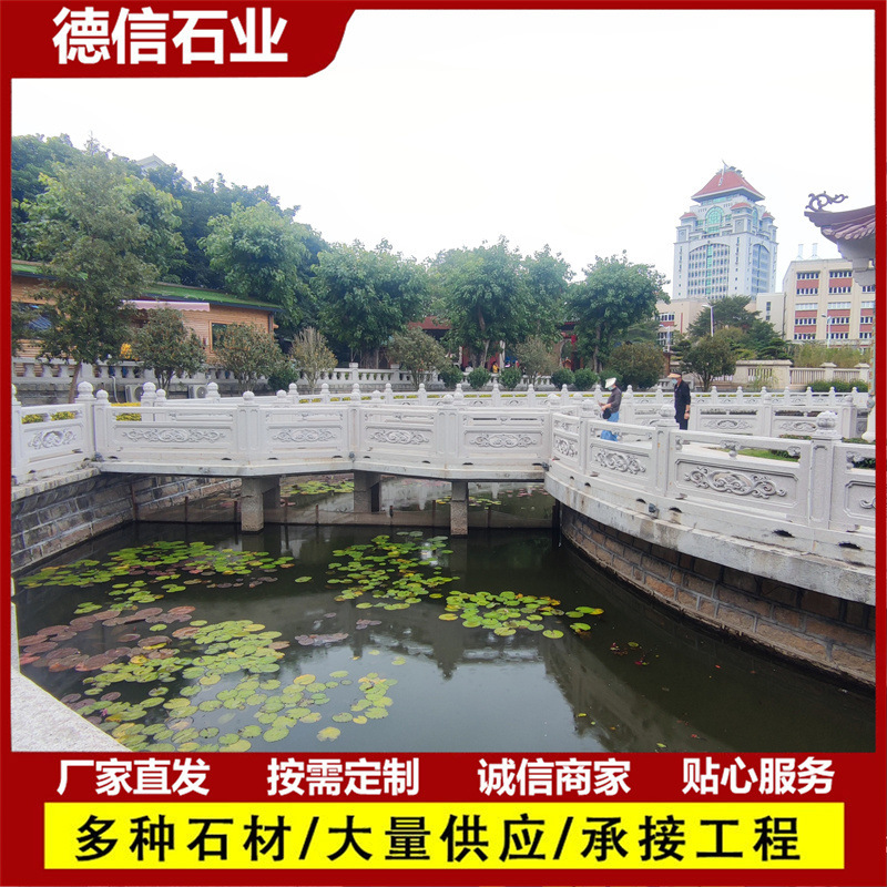 Một viên sỏi ở Quảng trường Temple Park, cầu Riverway.