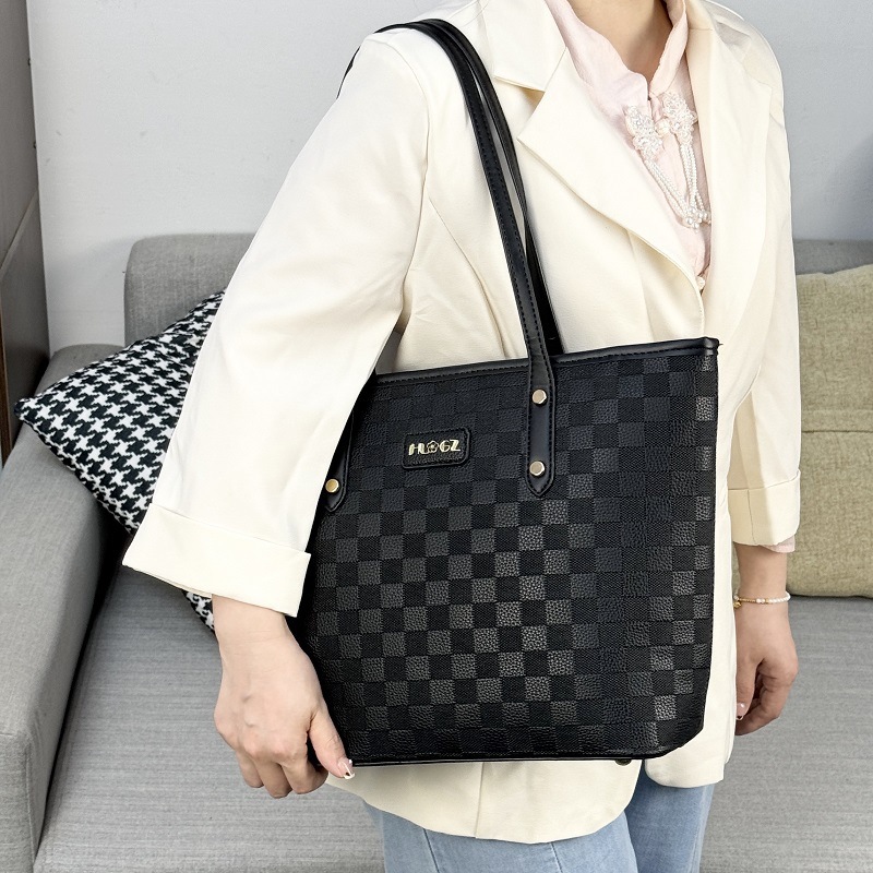 Customize the new large-capacity bag for a 2024 new fashion bag for a one-shoulder tottommy handbag.