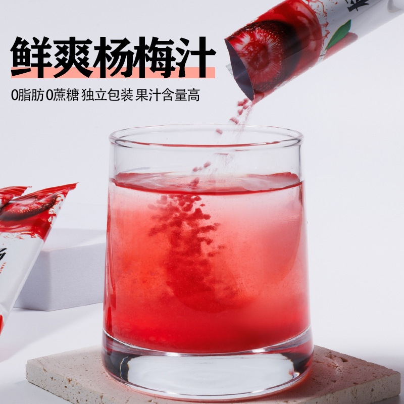 Những gói nhỏ đặc của nước ép mận nảy mầm từ nước ép sống, nước ngọt lạnh mùa hè