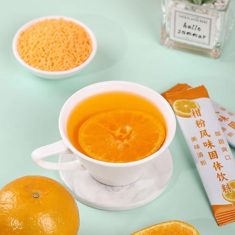 Một quầy bar đầy những thức uống đặc có mùi hương và hương thơm, với việc săn trộm chính thức các hạt bột citrus
