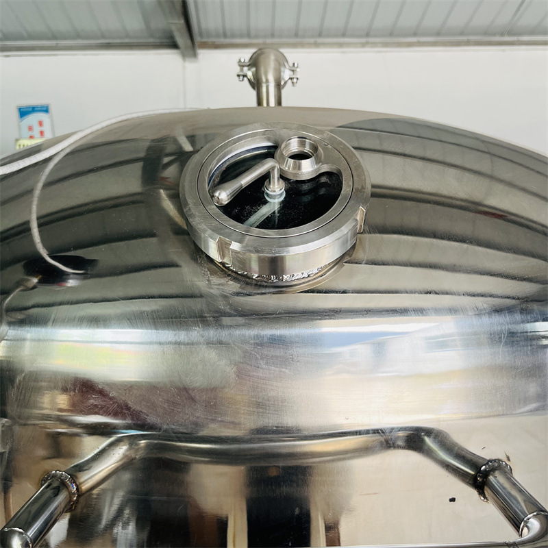 Toàn bộ chảo đường tự trang bị đầy đủ với nồi đường áp suất thấp với mận khô và các bảng chanh.