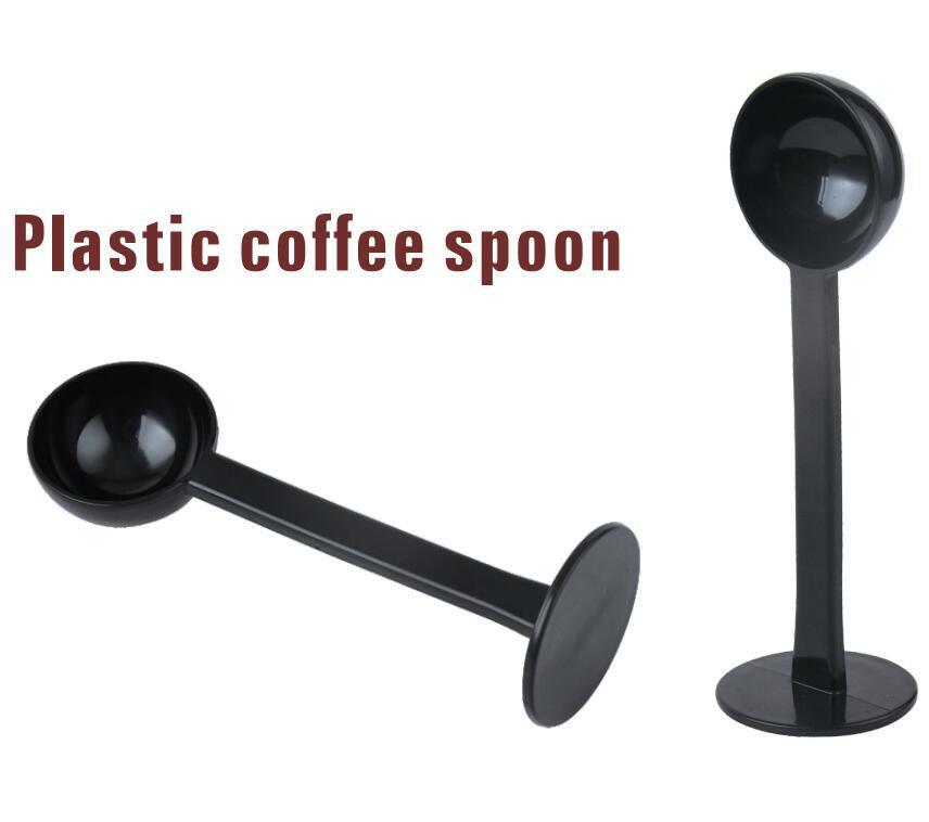 Coffee bean spoon-pressed plastic coffee with a spoonful of pasta-coffee powderers, two spooned domestic commercial accessories