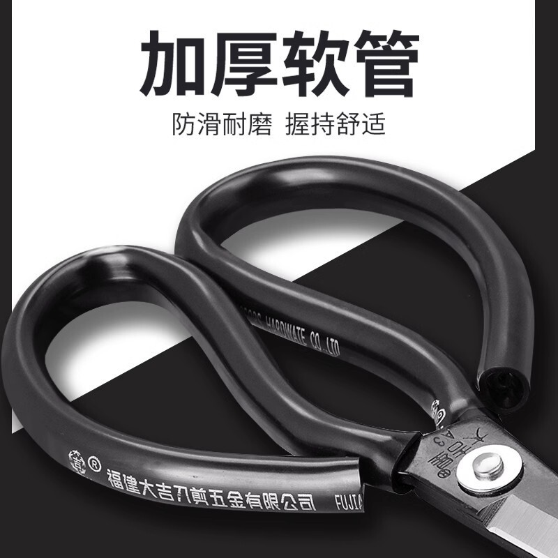 The Dae Gil star bends to cut the leather industry on the edges of a civilian cut flowers rubber with a large-sized caribou hose.