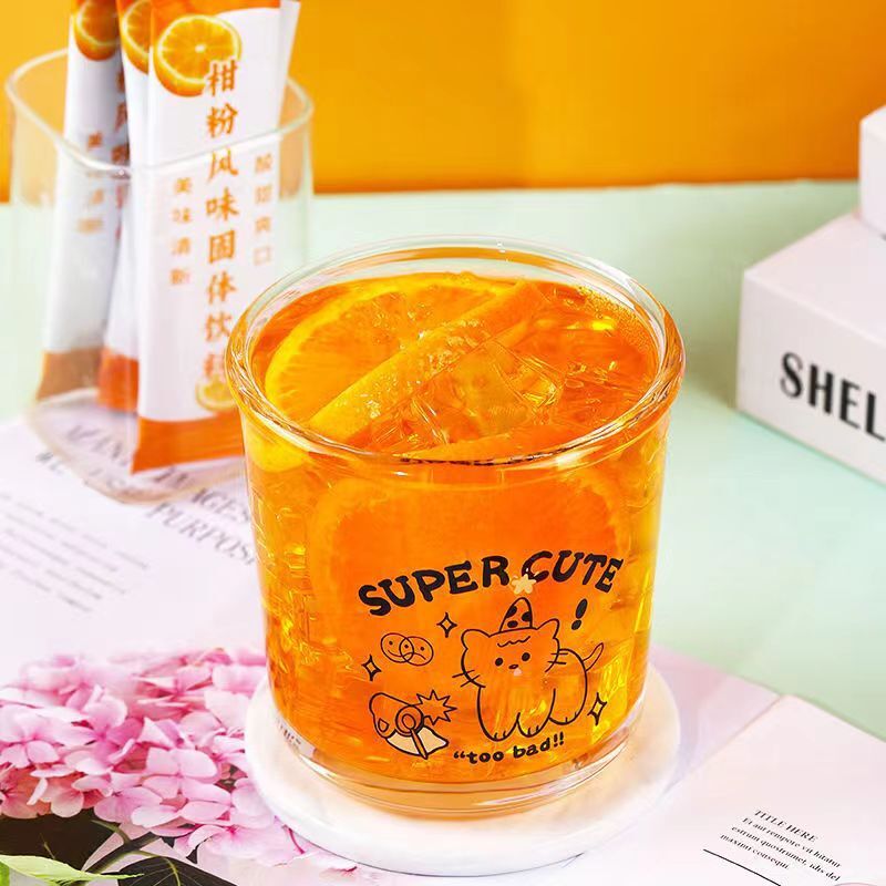 Một quầy bar đầy những thức uống đặc có mùi hương và hương thơm, với việc săn trộm chính thức các hạt bột citrus
