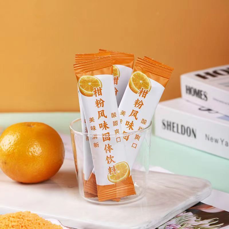 Một quầy bar đầy những thức uống đặc có mùi hương và hương thơm, với việc săn trộm chính thức các hạt bột citrus
