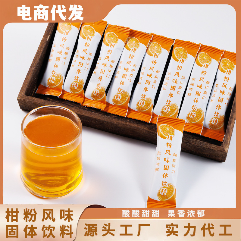 Một quầy bar đầy những thức uống đặc có mùi hương và hương thơm, với việc săn trộm chính thức các hạt bột citrus