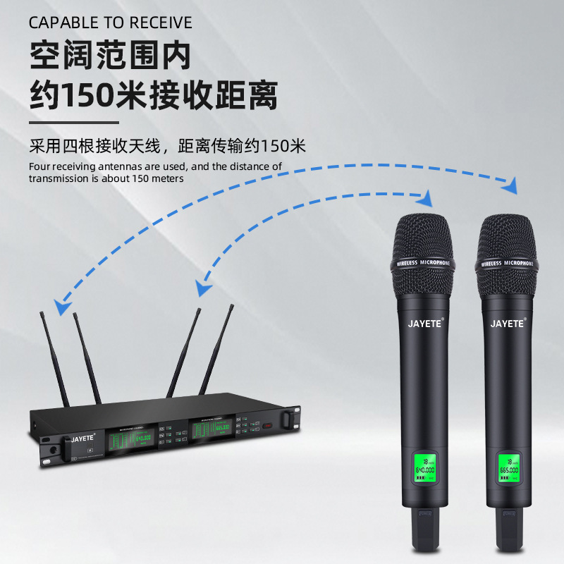 Một người UHF kéo hai micro không dây với một chương trình giải trí klingo với micro.