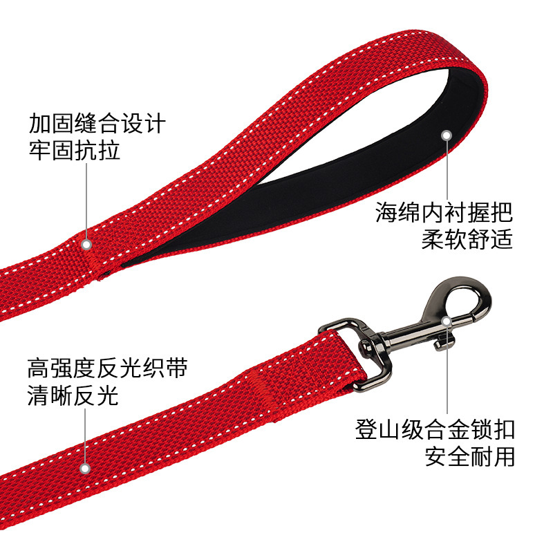 Little pet dog tow ropes across the border to pull a single dog cat and cat to walk a dog god's pet.
