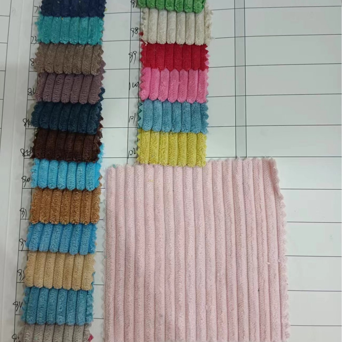 Những huy hiệu mới 4.5W và mùa xuân và mùa đông chiếu sáng và một bộ váy hoàng hôn cho trẻ em.