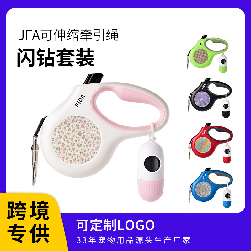 Một con chó kéo dây thừng ra ngoài nhà, tự động kéo con chó, đồ dùng cho chó