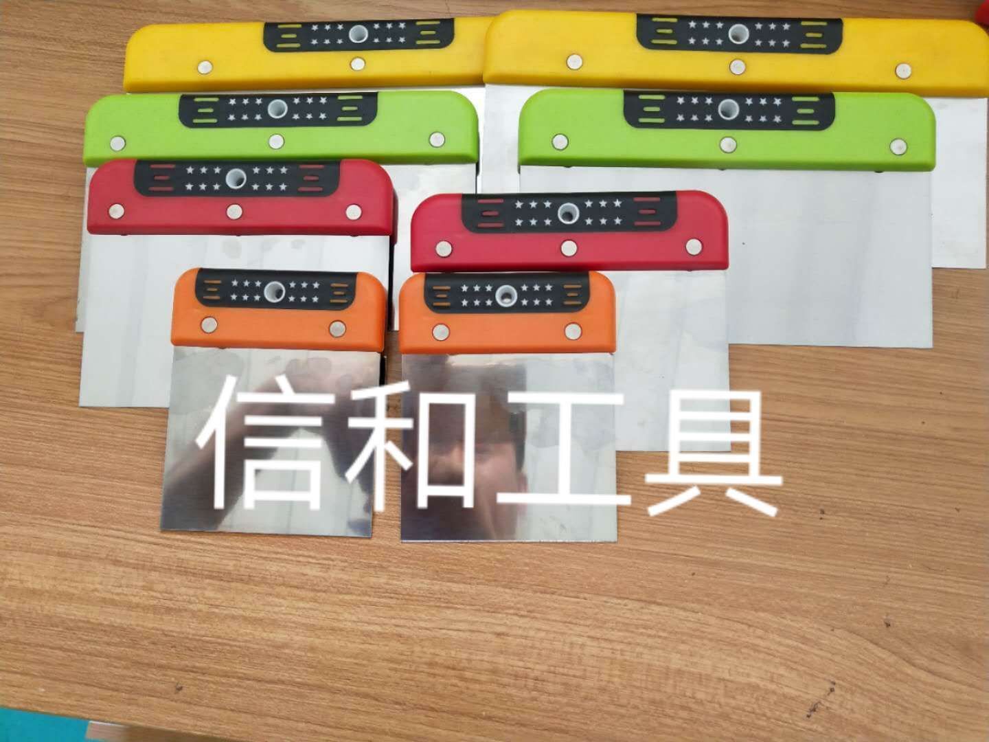 Dao bằng thép không rỉ cao, tay cầm nhựa, dao cạo nhiều chức năng.