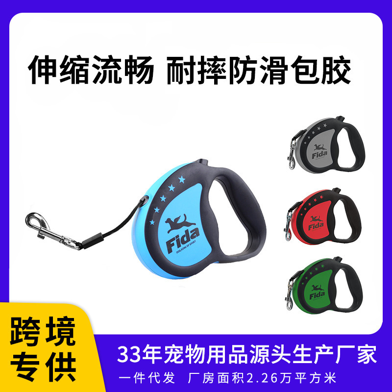 Con vật nuôi kéo dây thừng ra khỏi dây chó và sợi dây thừng vàng của con chó tự động kéo dài theo cách kéo dài qua biên giới.
