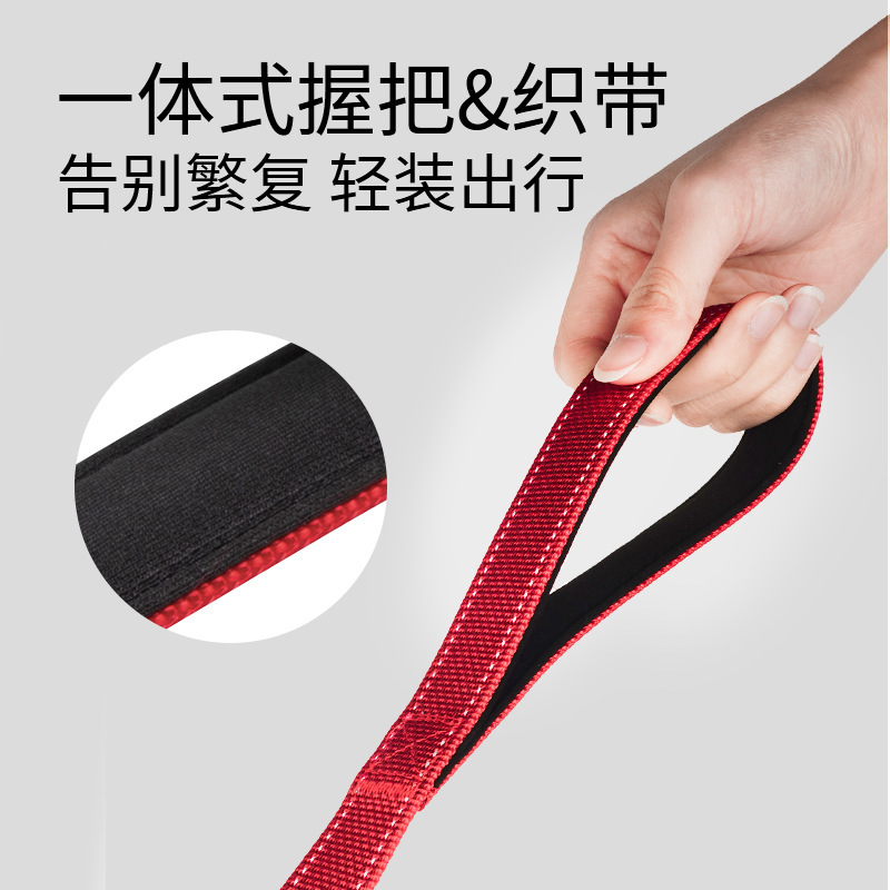 Little pet dog tow ropes across the border to pull a single dog cat and cat to walk a dog god's pet.