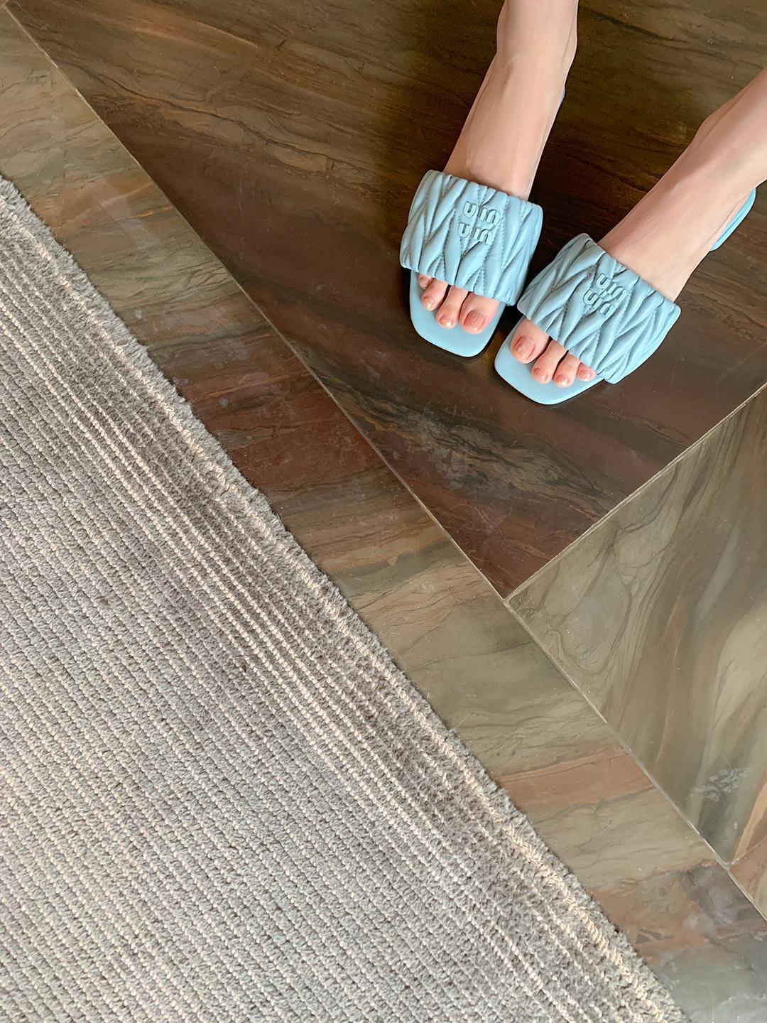 Ah, the MiU family has a new 2024 summer slide-proof square with a single-printed slipper.