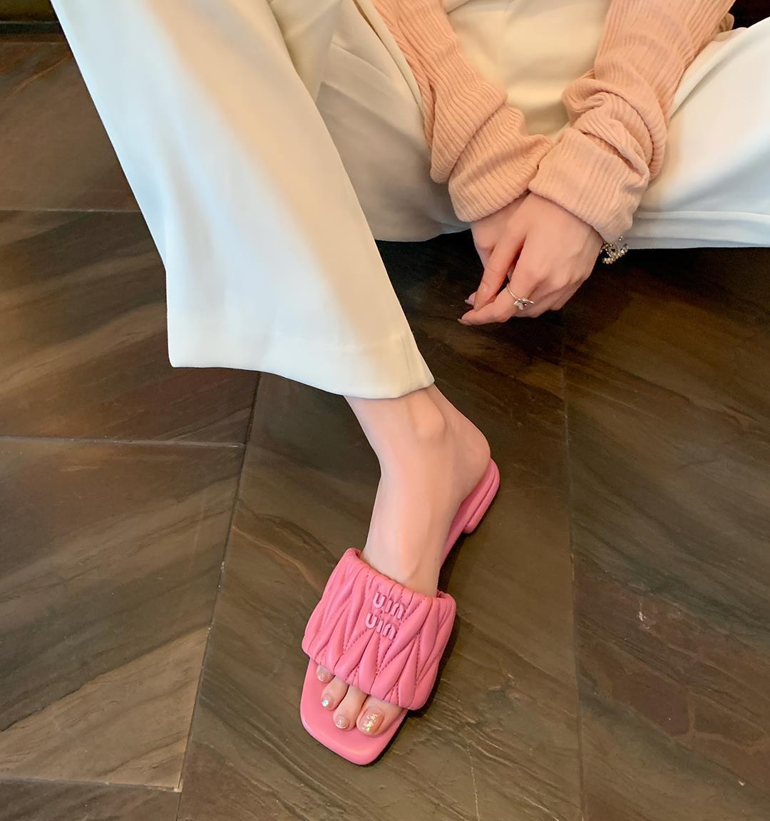 Ah, the MiU family has a new 2024 summer slide-proof square with a single-printed slipper.