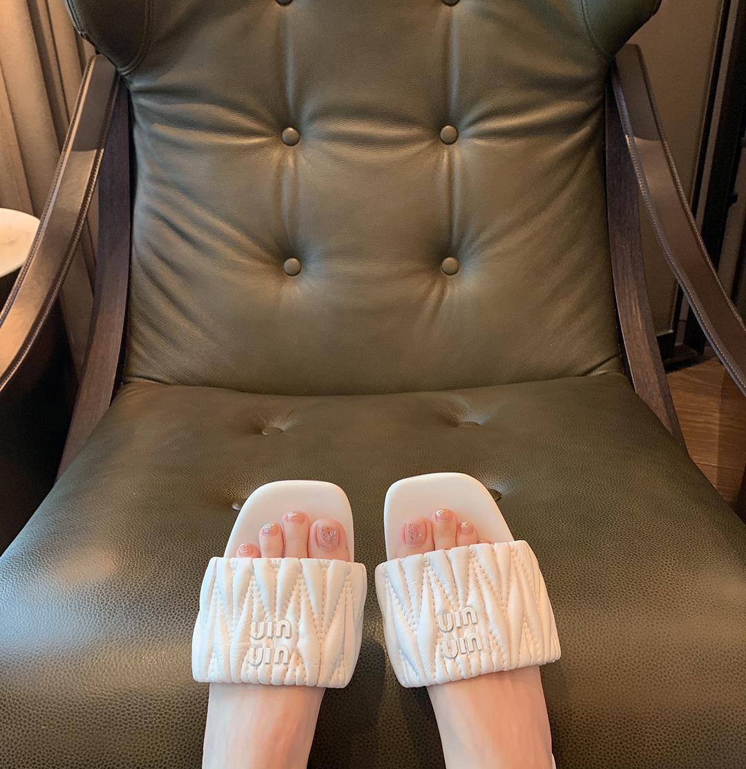 Ah, the MiU family has a new 2024 summer slide-proof square with a single-printed slipper.