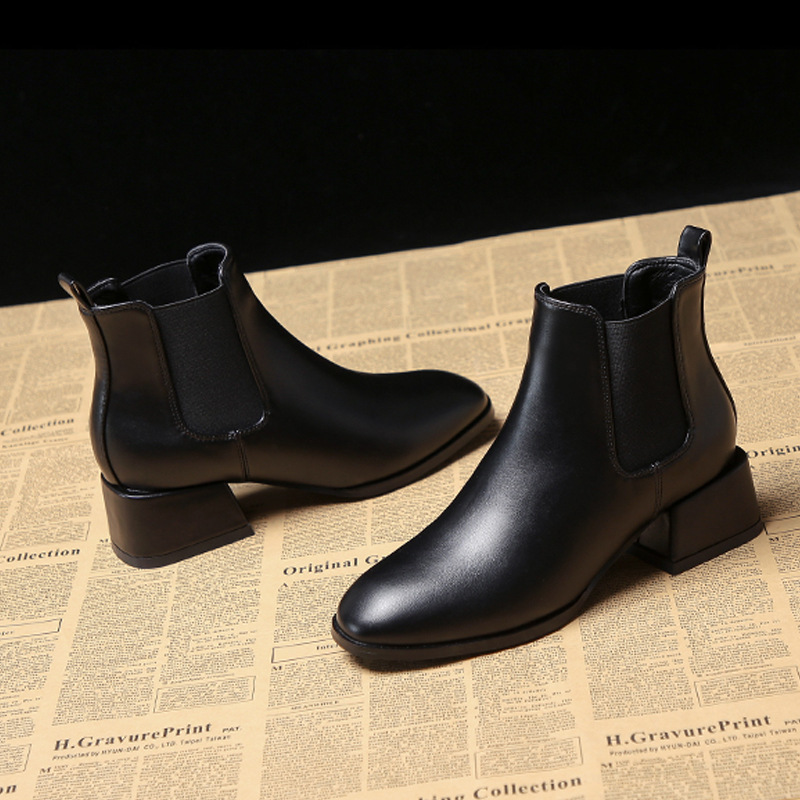 In the fall and winter of 2024, the new Han Chelsea boots were swollen and black-skinned with Martin's boots.