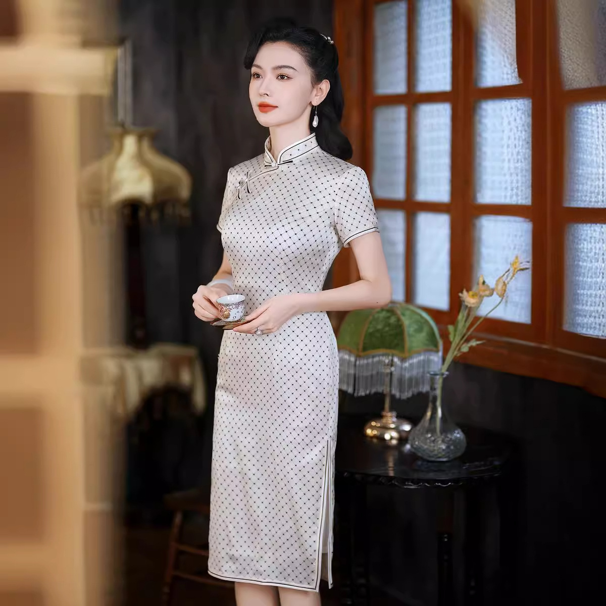 Mùa hè năm 2024, một cô gái Trung Hoa trẻ trở lại tuổi đã ăn mặc thời trang.