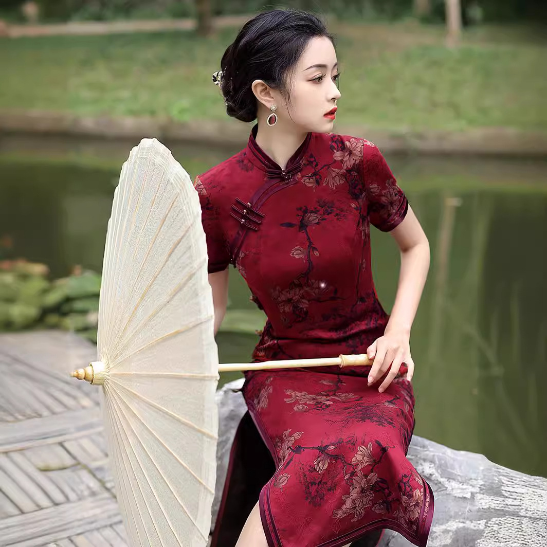 Một mùa hè năm 2022 để cải thiện trang phục Trung Quốc cho một cô gái tắm hơi cũ.