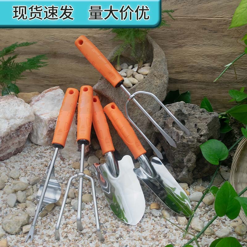 Những dụng cụ làm vườn ngoài trời và dụng cụ làm vườn để bắt những cái xẻng nhỏ để mua đồ chơi bãi biển.