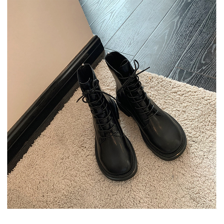 She's a Korean-sized martinite boots with velvet boots.