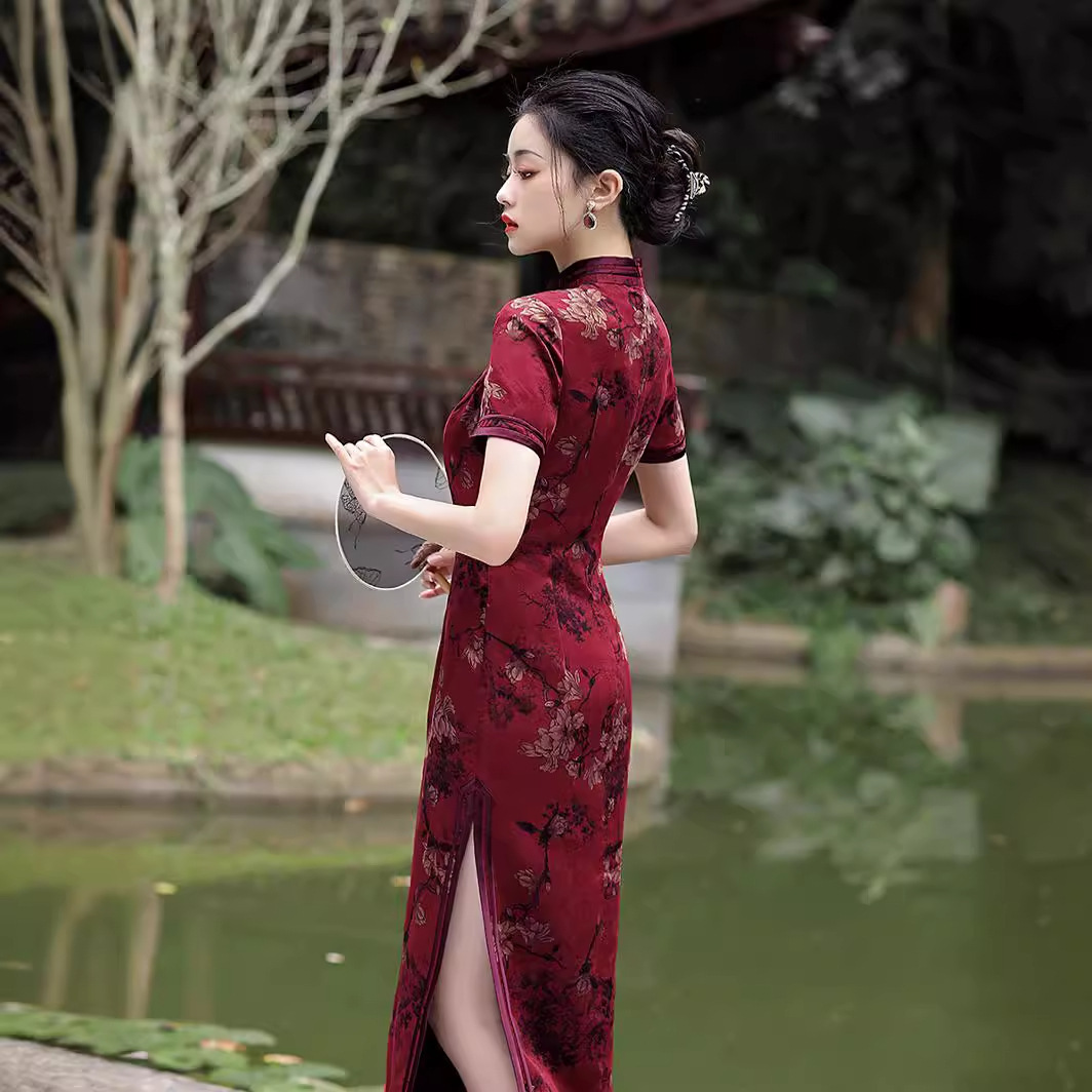 Một mùa hè năm 2022 để cải thiện trang phục Trung Quốc cho một cô gái tắm hơi cũ.