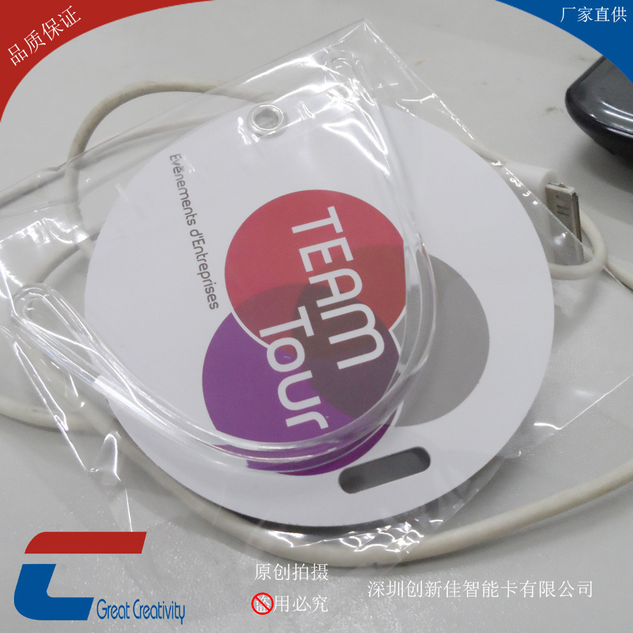 โปรแกรมโรงงานไพ่ปรับแต่งการจัดจําหน่ายกล่องกระเป๋า PVC แบบพกพาที่มีแผ่นโลหะ-เส้นโปร่งใส