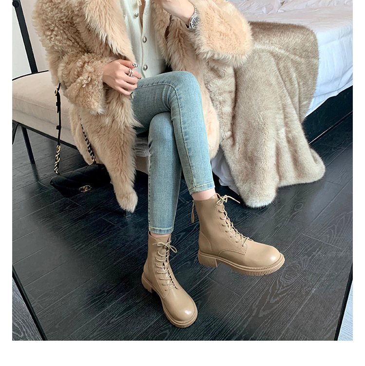 She's a Korean-sized martinite boots with velvet boots.