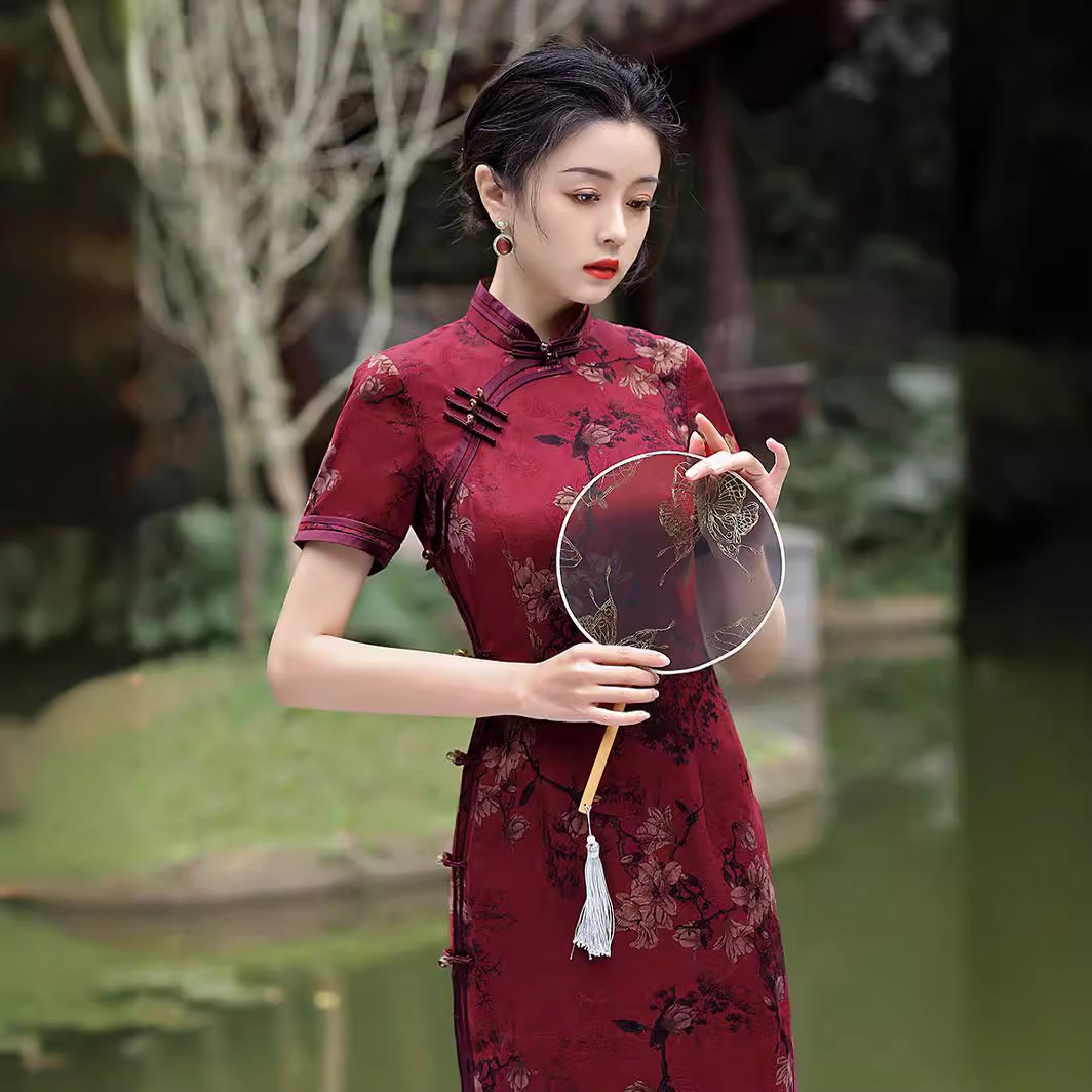 Một mùa hè năm 2022 để cải thiện trang phục Trung Quốc cho một cô gái tắm hơi cũ.
