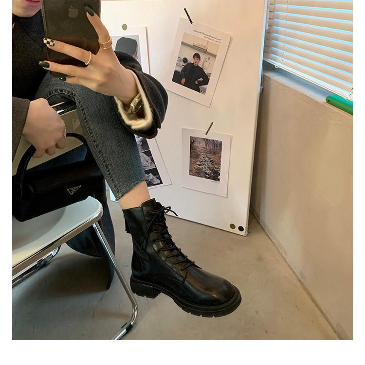 She's a Korean-sized martinite boots with velvet boots.