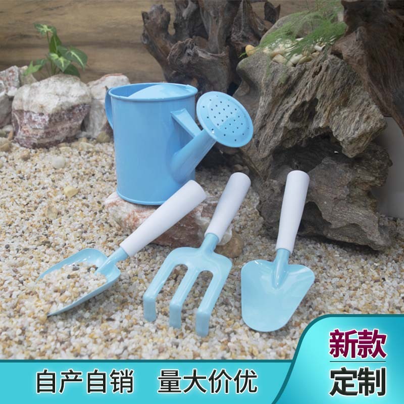 Những người làm vườn mẫu giáo phát triển những bản ghép trái đất bằng cây thông, các bản ghép và các bộ phận trồng trọt