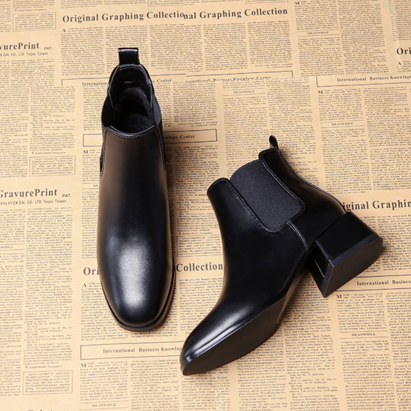 In the fall and winter of 2024, the new Han Chelsea boots were swollen and black-skinned with Martin's boots.
