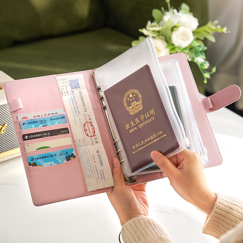 Tờ rơi gói một tài liệu xách tay chứa giấy khai sinh của em bé và hộp ký tên S.