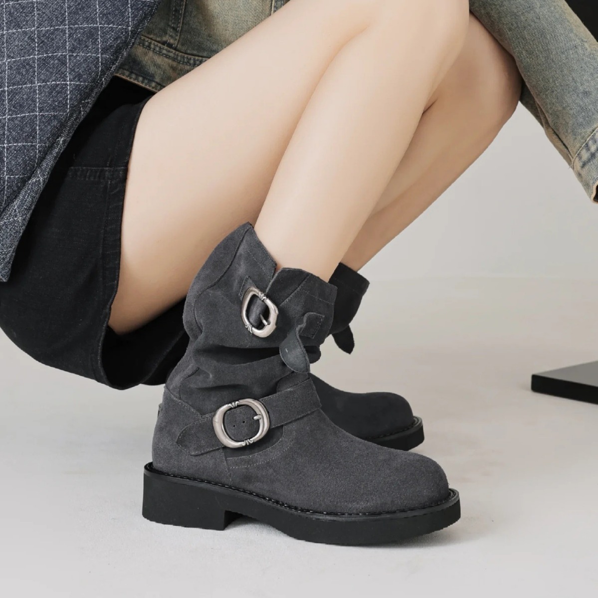 The new 2024 short boots for the Soinine, the black, thick, red boots for Martin.