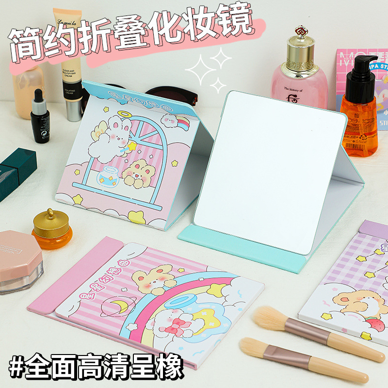 Những tấm gương trang điểm được dùng trong việc sắp xếp các bộ sưu tập sinh viên môi trường và gió bắc đi theo gương.