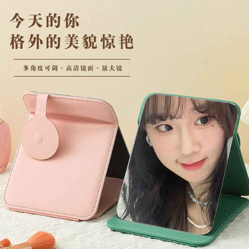 Trong những tấm gương mở rộng để gấp cả phòng ngủ đầy màn hình với một máy tính xách tay chống rơi.